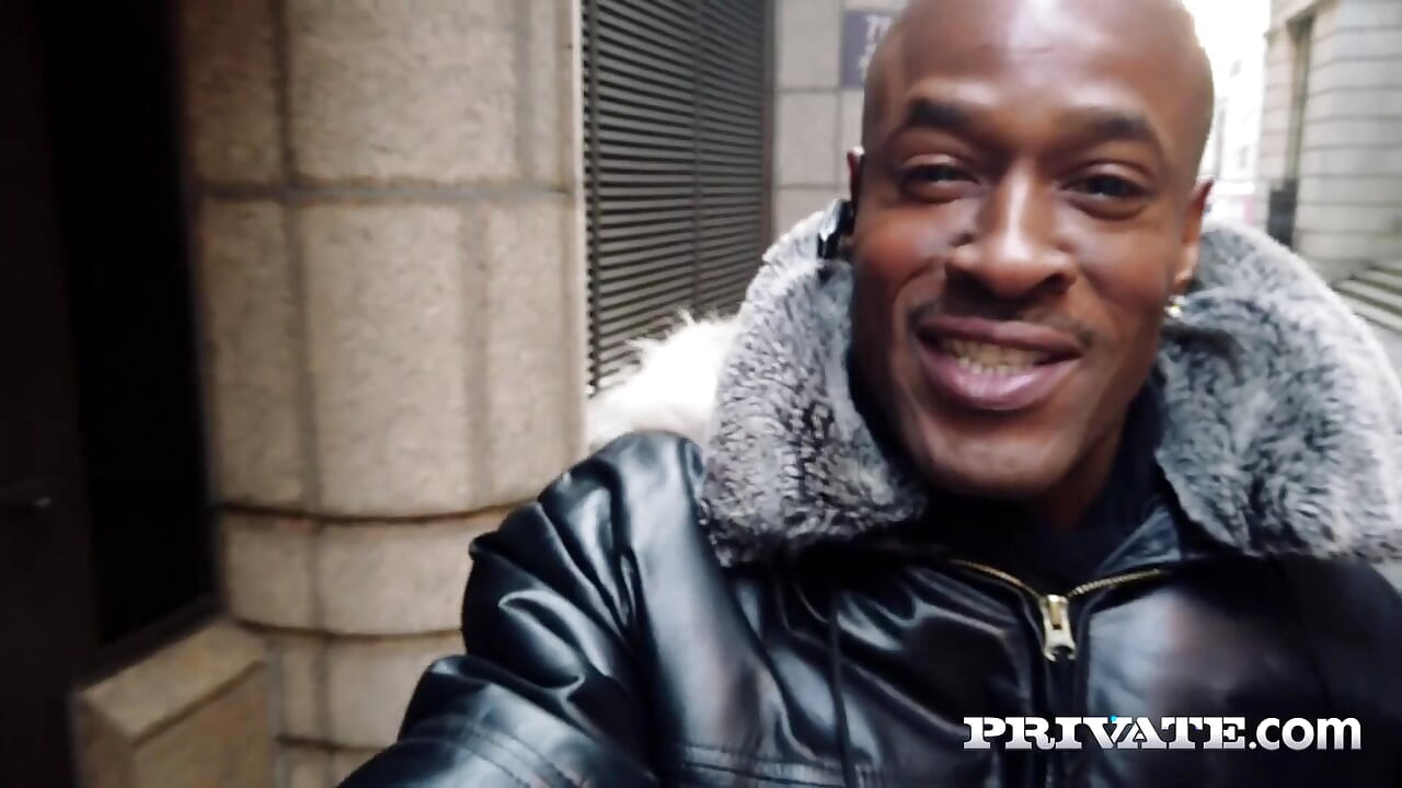 Webcammer Alessa Savage is ready for interracial