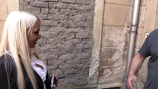 Heiße blondine macht masturbation und liebt blowjob