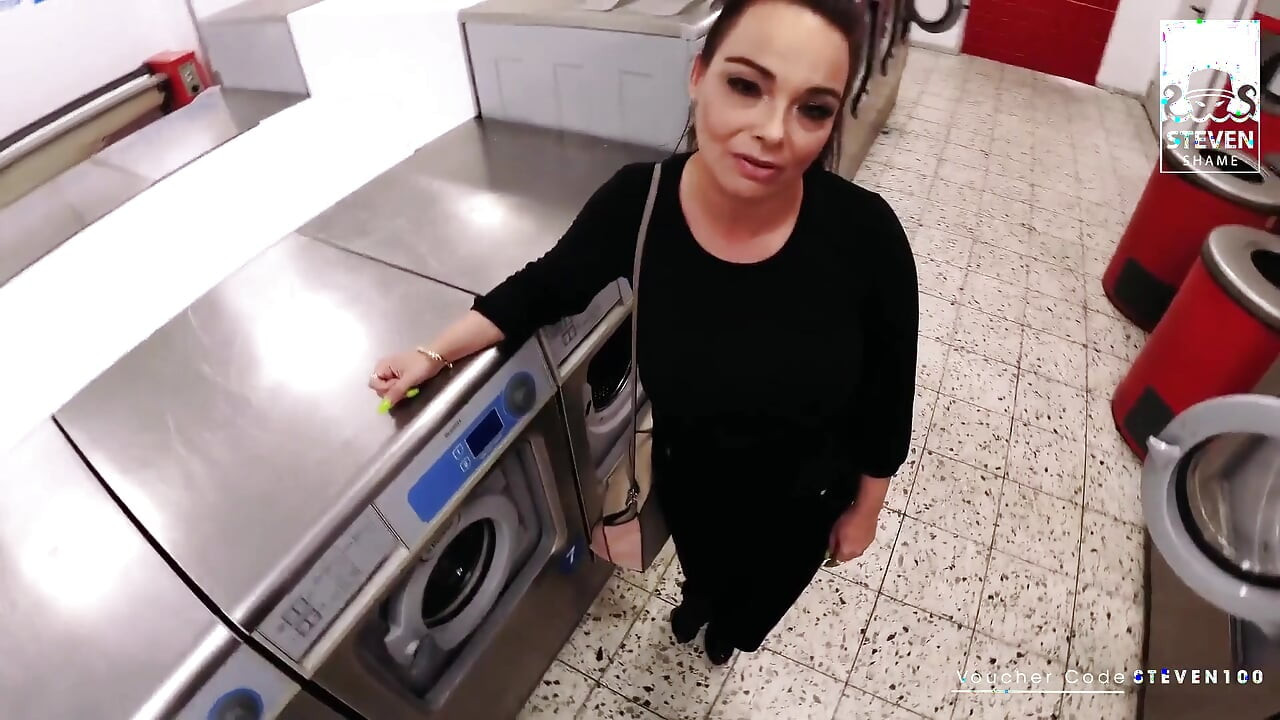 Tombul orta yaşlı seksi kadın edepsiz priscilla açık havada sert sikilmeyi seviyor! StevenShame
