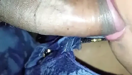 Hintli kız arkadaşım yarağımı emiyor