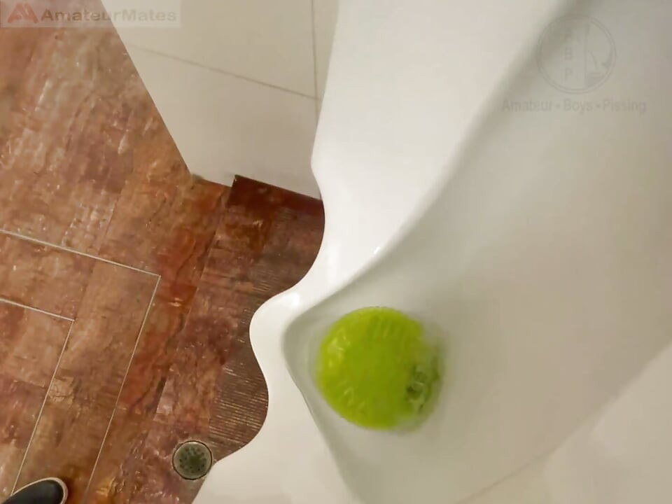 Cara Pego Mijando No Mictório De Um Banheiro Público - Ele Então Rapidamente Brinca Com Seu Pau Antes De Sair