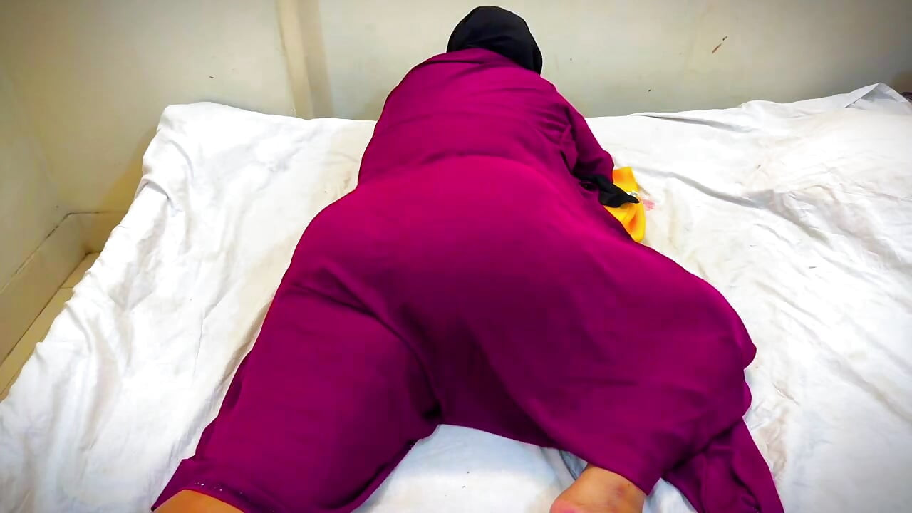 Libanesa empregada gostosa descansa Minha cama e eu vejo sua bunda grande com bunda inchada e começo da masturbação