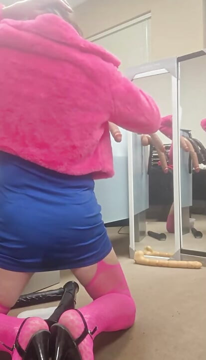 DeeDee cu cămașa ei de curvă pasionată de spermă