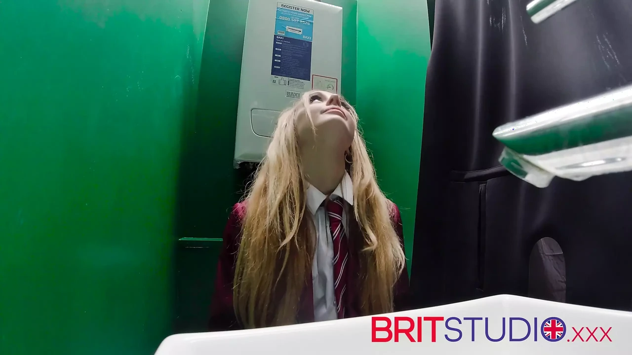 Gloryhole: 18 year old college girl sucks cock