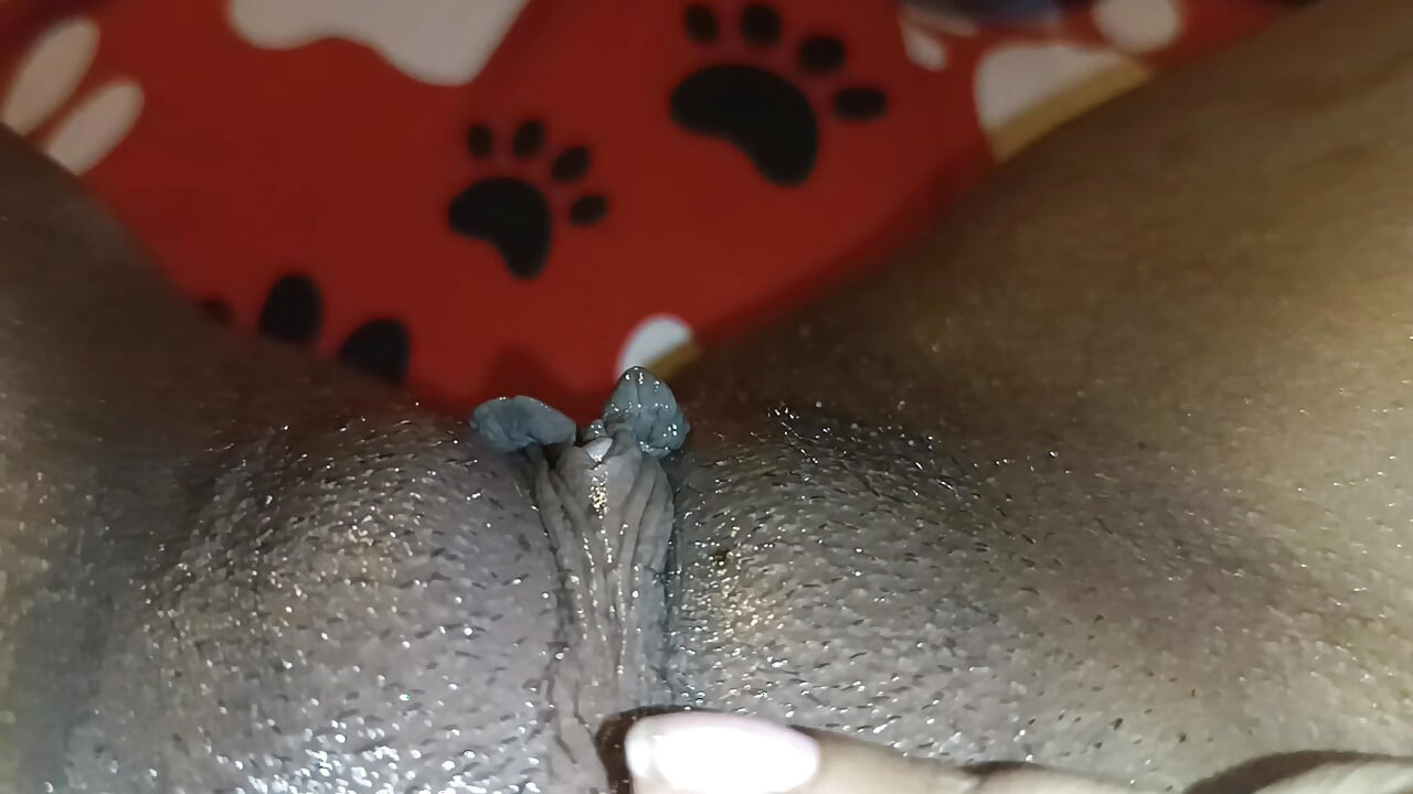 Sunt lăsată singură acasă și am un orgasm delicios