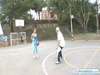 パリミラノが屋外でバスケットボールをする