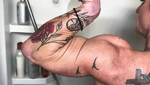 Shower Flex fantasy: Kandy biegt sich und reißt ihr tank top