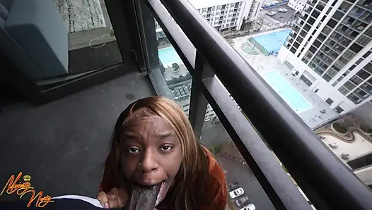 Чернокожая сосет большой черный член на балконе