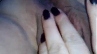 Une femme mature montre et masturbe sa chatte juteuse
