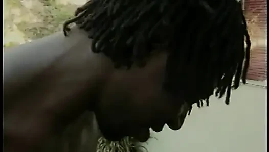 Dreadlockslu azgın zenci adam sakso çektikten sonra seksi hatunla sert sikişiyor