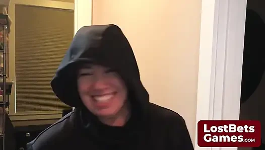 Sie stand an ihrem geburtstag nervös vor dem tattoosalon