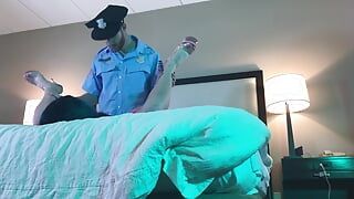 De politie neukt hete transvrouw in kuisheid