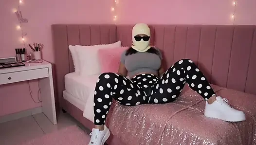 Adik tiri dengan pantat bahenol lagi asik twerking di kamarnya