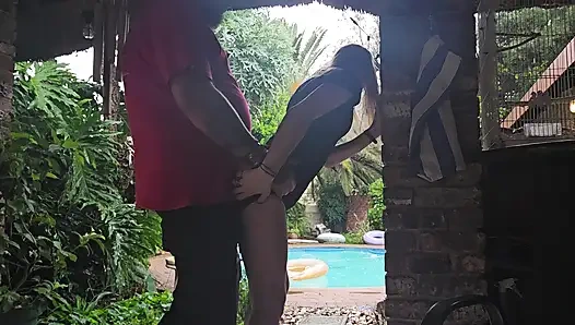 18-летнюю подругу трахнули на улице во время грозы