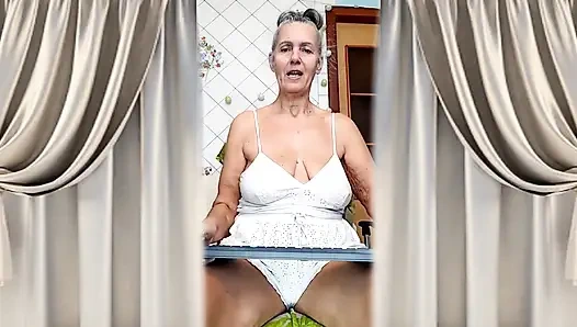 Ateşli ev hanımı Lukerya mutfakta flört ediyor ve tutkulu mastürbasyon yapıyor.