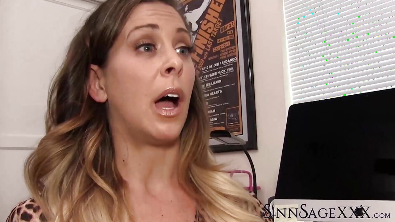 Sinn Sage and Cherie DeVille Take Turns Sucking Each Others Foot
