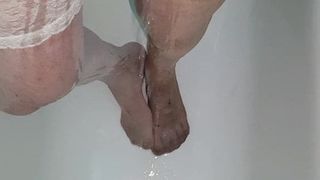 Pissing của tôi quần lót và vớ trong bồn tắm