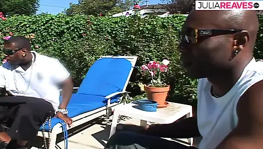 Горячая девушка скачет на огромном черном члене на диване с камшотом в рот