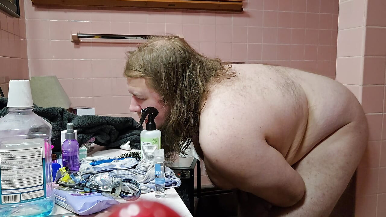 Chubby amateur throws it back on dildo