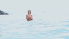 Elke Salverda: sexy topless meisje - amfibisch