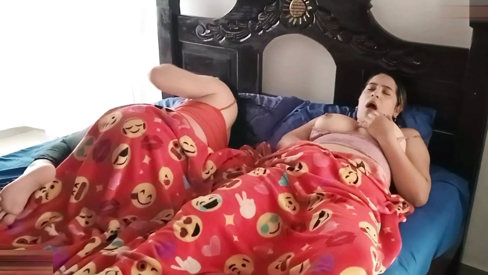 Lesbian menjilat dan menghisap kelentit - lucah dalam bahasa Sepanyol