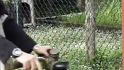 Jessica Rizzo iki sahnede sürtük bir postacı