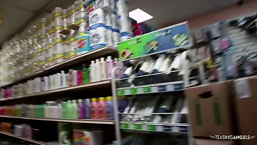 Kızıl saçlı yüze boşalmadan önce farklı pozisyonlarda sikiliyor