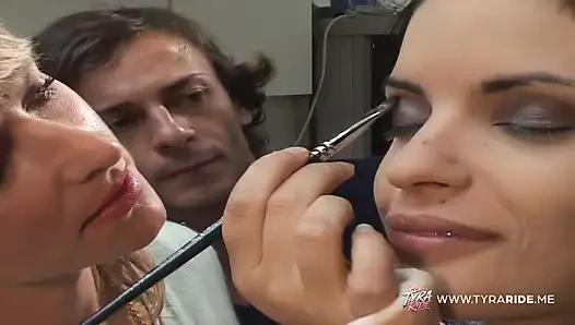 Köpüklü buharlı araba yıkama fotoğraf çekiminde tombul esmer model