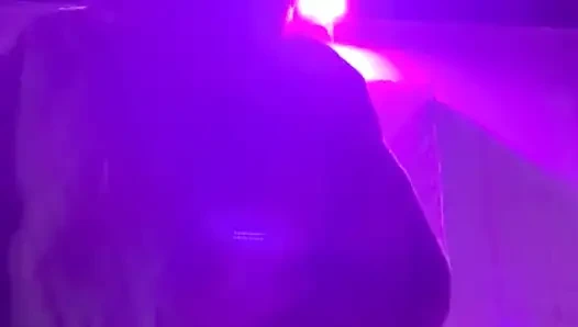 Одна — сигарета в бикини и куртке в клубе