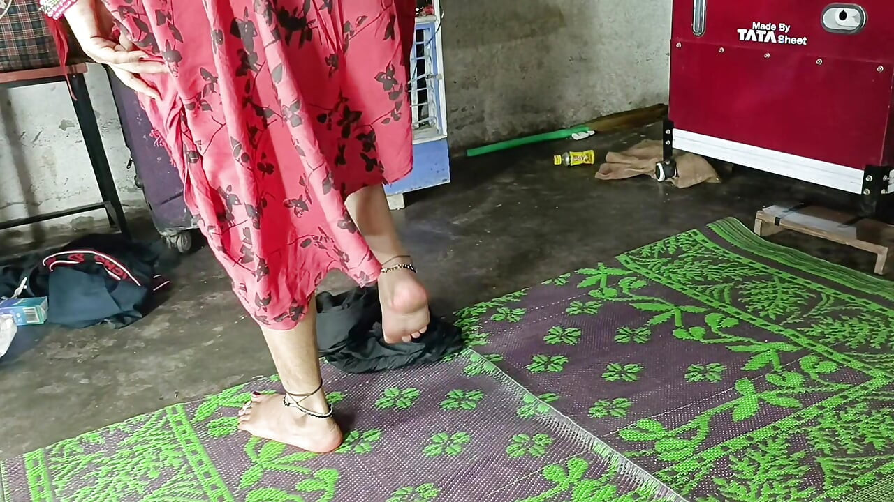Doble consolador en el culo para follar culona - audio hindi estilo perrito anal