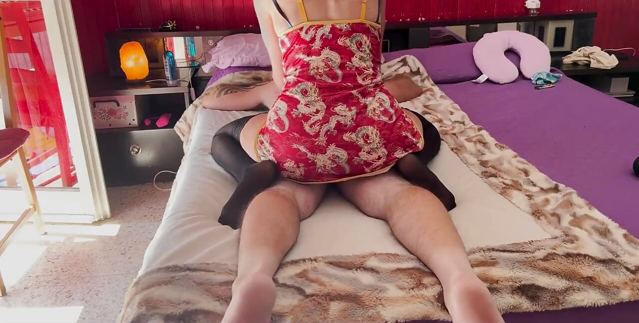 Klient dostaje naprawdę szczęśliwe zakończenie: BJ, footjob w pończochach i ręczna robota, podczas gdy jeżdżę na jego twarzy