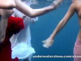 3 chicas desnudándose en el mar
