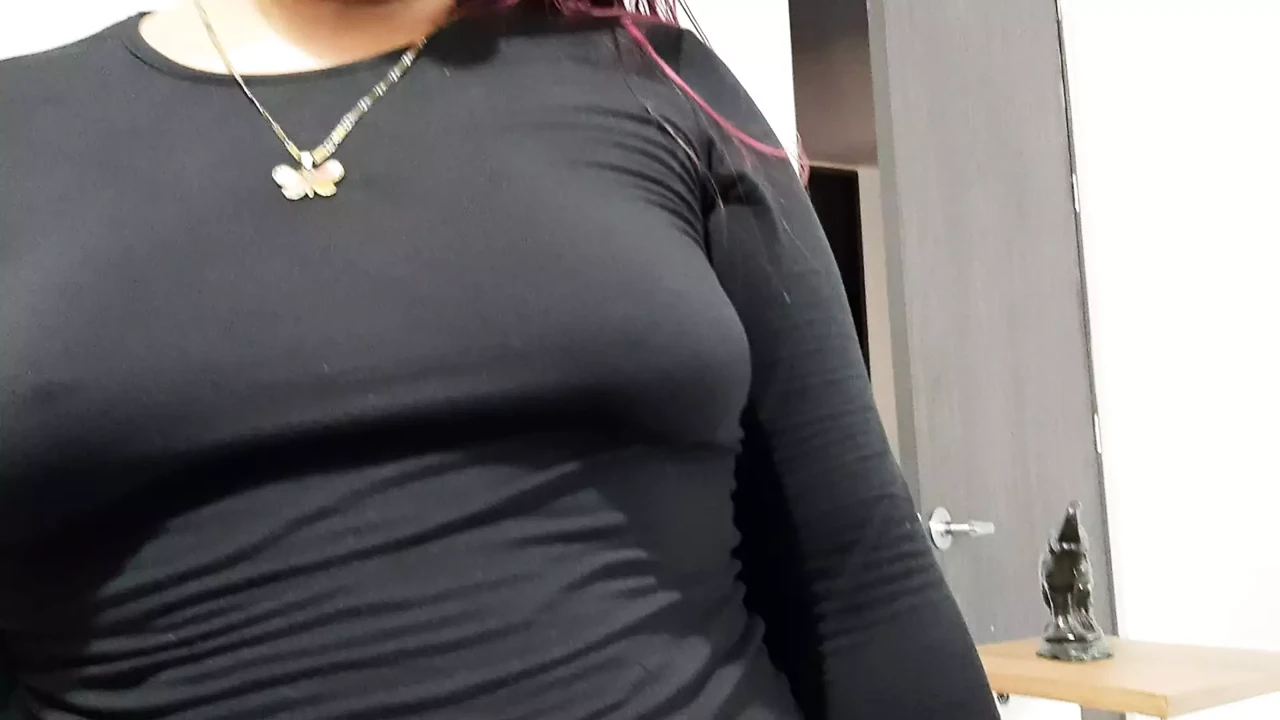 MY BOSS'S BITCH ENTERS TO SUCK MY COCK PART 1