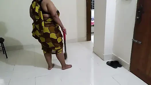 Wanita cantik 45 tahun ngentot memeknya setiap hari sambil menyapu rumahku