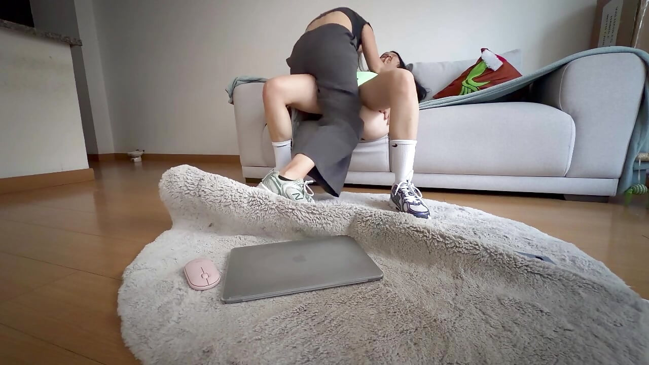 De buurvrouw leert me me te gedragen als een lesbienne