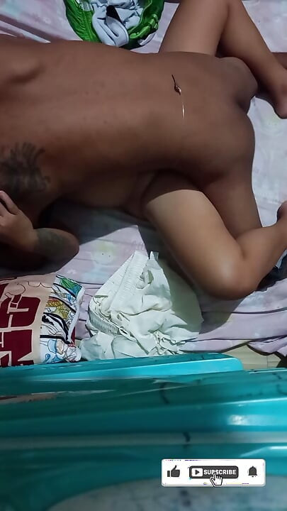 nagtatry na ule sya mag threesome gamit ang dildo