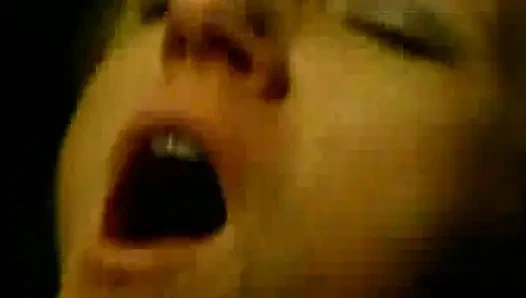 Klassische blondine wird vor einer gesichtsbesamung hart gefickt