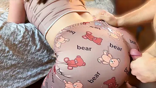 "Penetrasyon yok, lütfen! Erkek arkadaşım çılgın olabilir" üvey kız kardeş götünü ovuyor ve sikişiyor