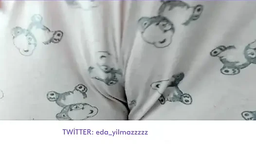 MASTURBASI DENGAN PIYAMA- MENGGOSOK MEMEK DENGAN PIYAMA- CAMELTOE