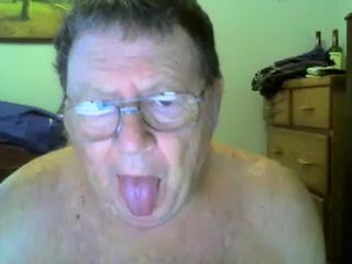 Opa spielt vor der Webcam