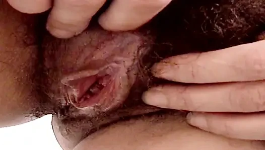 Kendime tam bir mastürbasyon yapıyorum ve üvey annemin önünde boşalıyorum, onun büyük, kıllı amına bakıyorum.