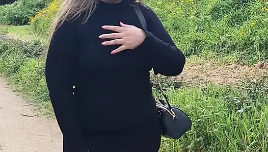 Eine wunderschöne Latina mit großem Hintern in sexy Kleid läuft durch den Wald, als sie von einem Nachbarn überrascht wird!