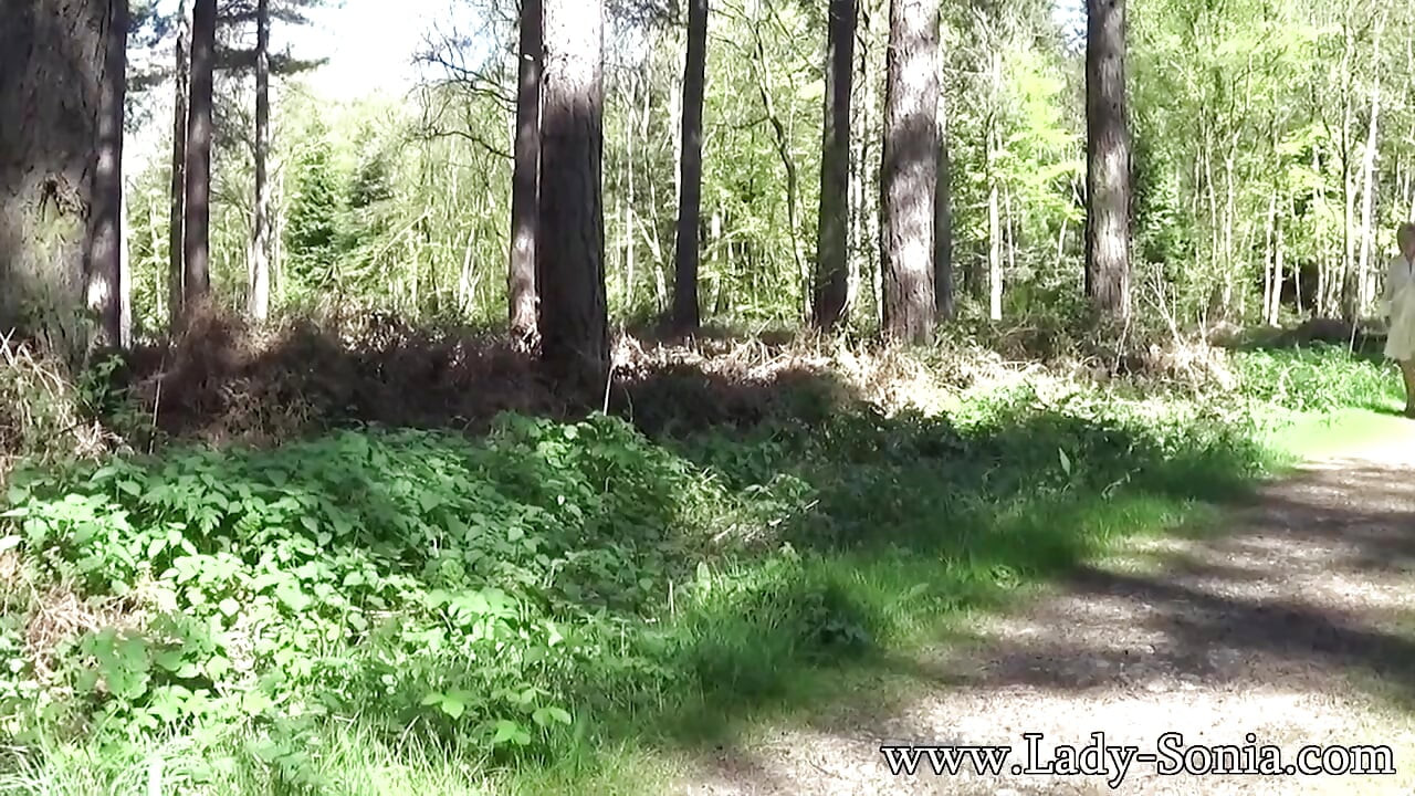 Lady Sonia calze e tacchi nel bosco