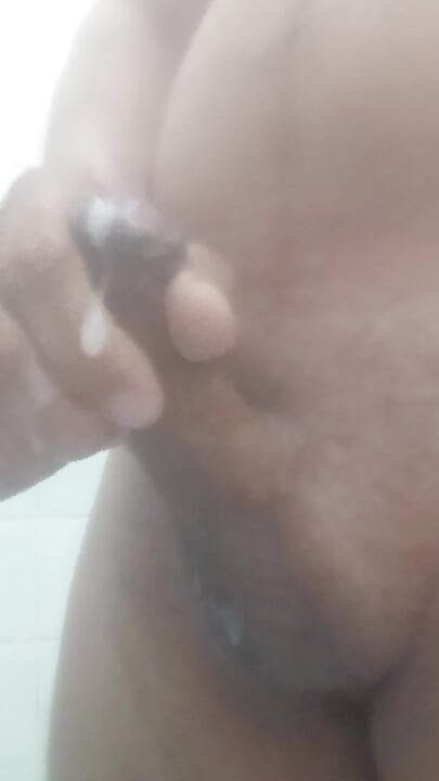 Oscarcoronado86 üzgün olduğu duşa girerken mastürbasyon yapıyor ve tüm sütleri çıkarıyor oscarcor01