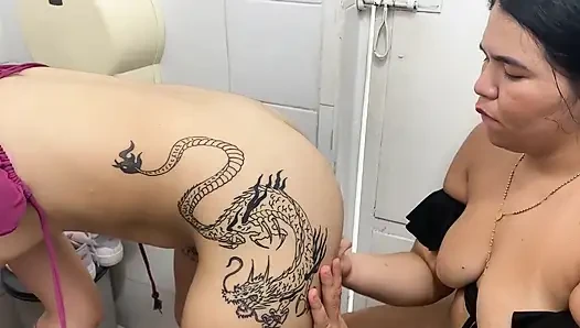 İKI üvey kız kardeş ve üvey annesi arasında ateşli lezbiyen tr