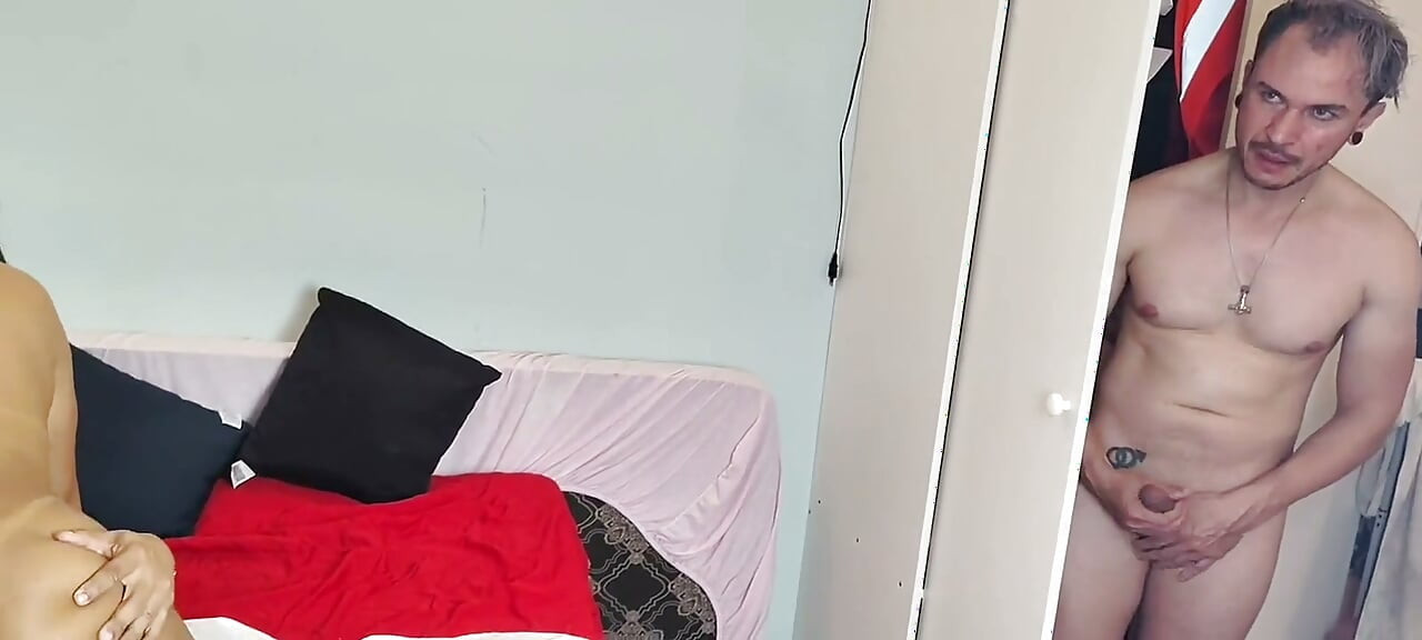 Pequeña hermanastra teniendo sexo grupal sin condón