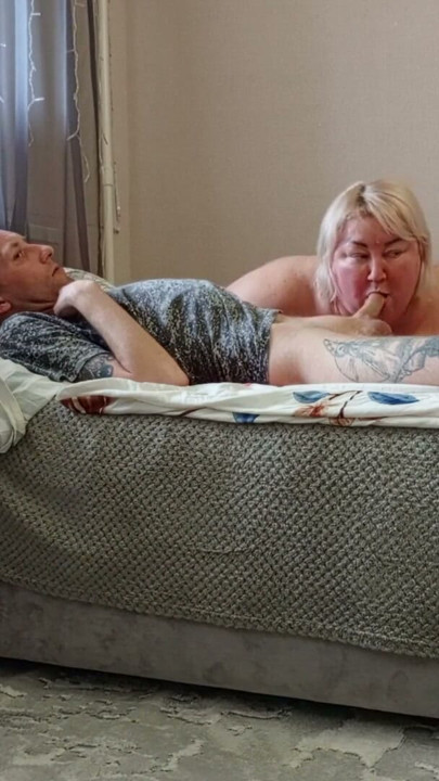 자지를 깊숙이 삼키고 두꺼운 정액을 삼키는 시어머니 | 클립 1