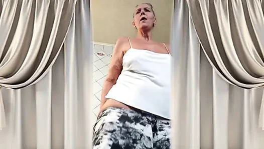 Lukerya si ibu-ibu hot lagi asik menggodaku dengan pinggul dan kakinya di dapur