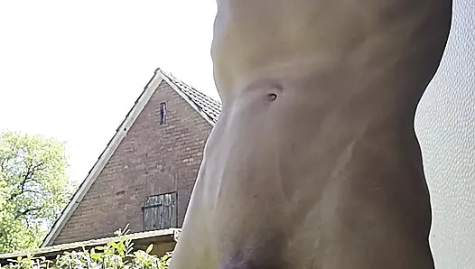 Dünner junge nackt, pissen und sperma. Pisse und sperma fließt von einem großen, unbeschnittenen schwanz im freien