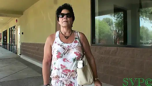 Genç erkek avcısı iri güzel kadın sigara içiyor ve pozlar atıyor